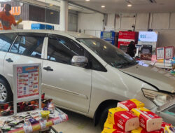 Tak Sengaja Injak Gas, Sopir Mobil Seruduk Minimarket di Depok