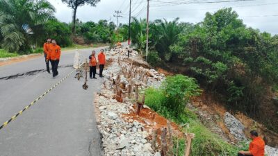 Beram Jalan Embaong Longsor, Warga Diminta Hati-hati Melintas