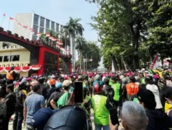 Jalan Kwitang Membara: Massa Ojol Protes Insiden Rantis yang Renggut Nyawa Affan