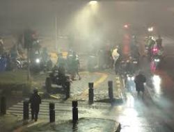 Aksi Ojol di Mako Brimob Berujung Ricuh, Gas Air Mata Dibalas Kembang Api