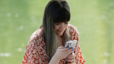 Cara Ini Bisa Mengatasi Mata Merah akibat Handphone