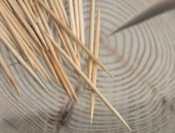 Ini Dampak Buruk Gunakan Tusuk Gigi Selesai Makan