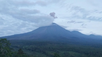 Gunung Semeru Erupsi Dua Kali Jumat Pagi, Kolom Abu Capai 1.000 Meter