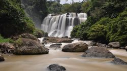 Akses Terputus dan Fasilitas Hancur, Wisata Curug Malela Bandung Barat Tutup Total Akibat Longsor