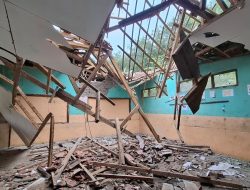 Plafon Lapuk, Dua Ruang Kelas SDN Ciganas Sukabumi Ambruk Jelang Ujian