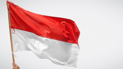 Viral Pria Bakar Bendera Merah Putih di Andir Bandung, Polisi Turun Tangan Buru Pelaku